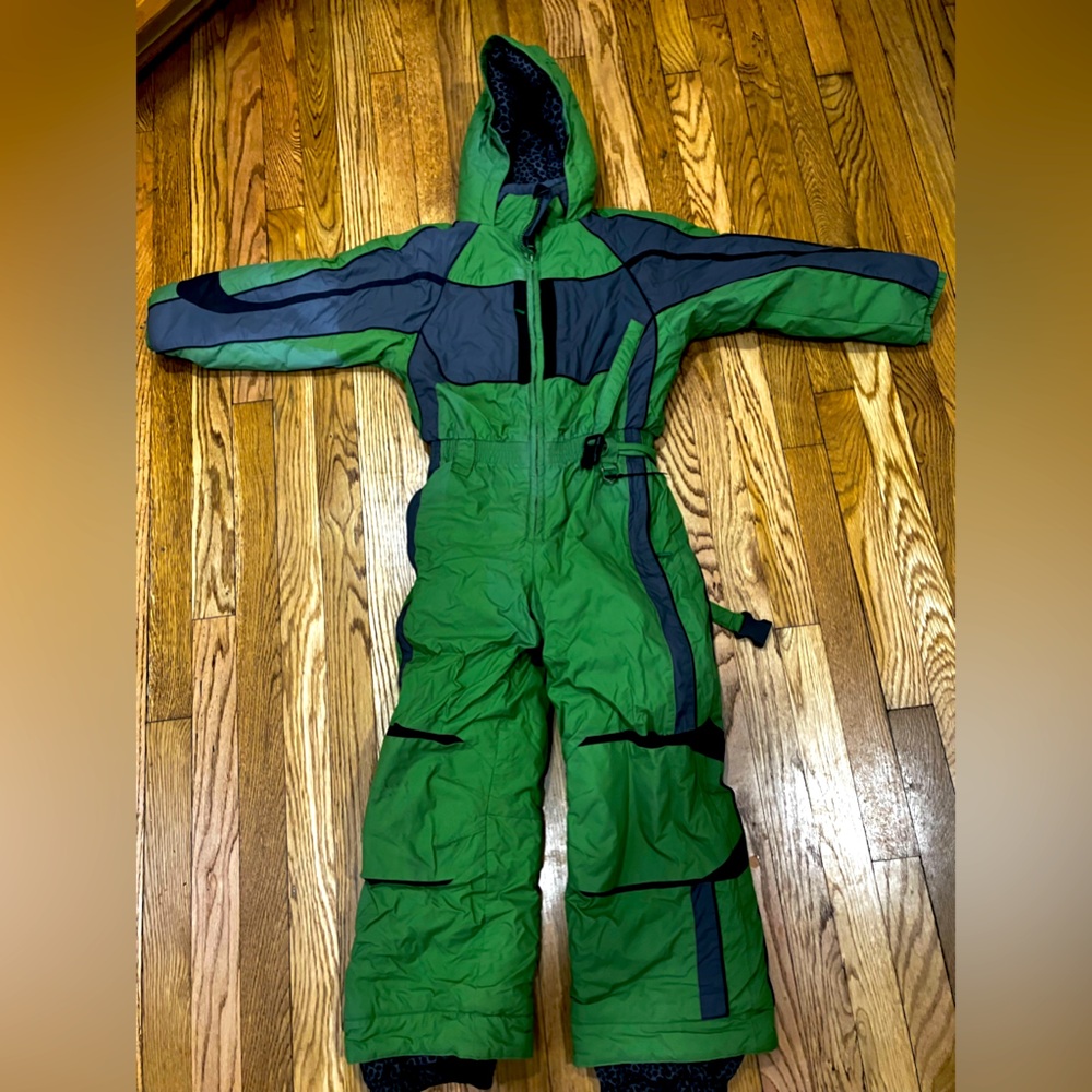 Ski suite with hood. In very good condition.